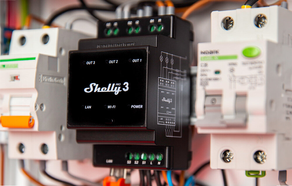 Przekaźnik SHELLY Pro 3, napięcie, obwody, obciążenie, prąd, przekaźnik zamontowany do skrzynki elektrycznej