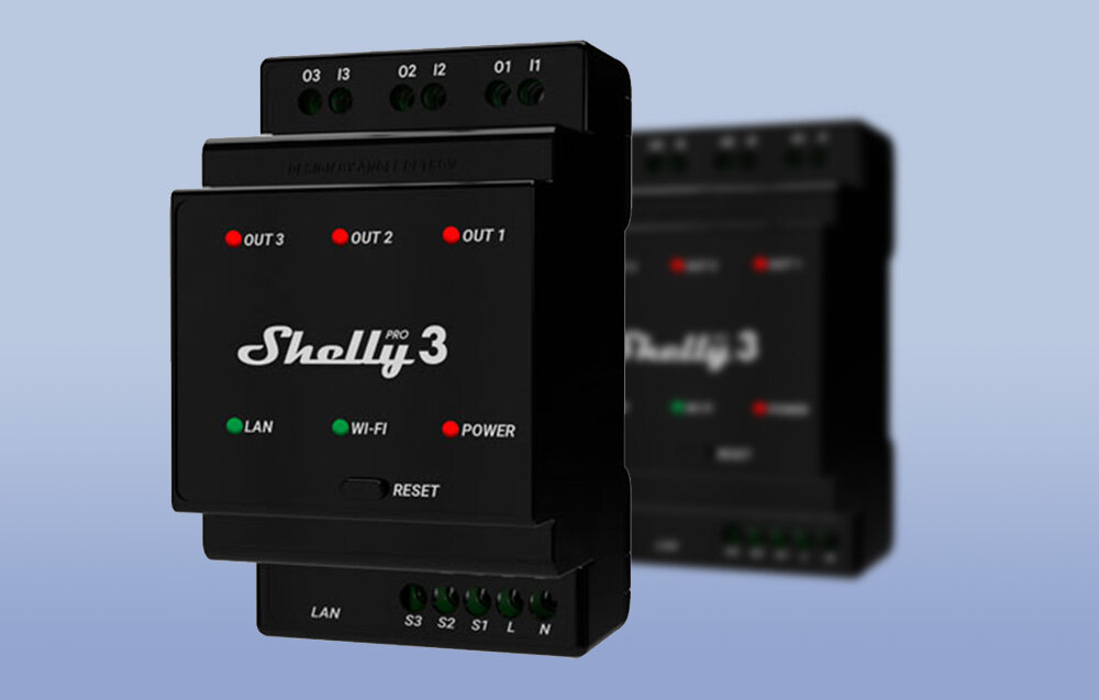 Przekaźnik SHELLY Pro 3, wifi, bluetooth, integracja, sterowanie, na niebieskim tle przekaźniki frontem prawo skos