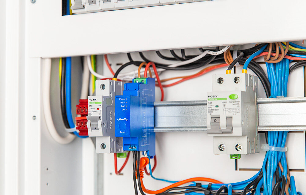 Inteligentny przełącznik SHELLY Pro 1, prąd, zasilanie, ustawienia, elektryka, przełącznik zamontowany do skrzynki elektrycznej