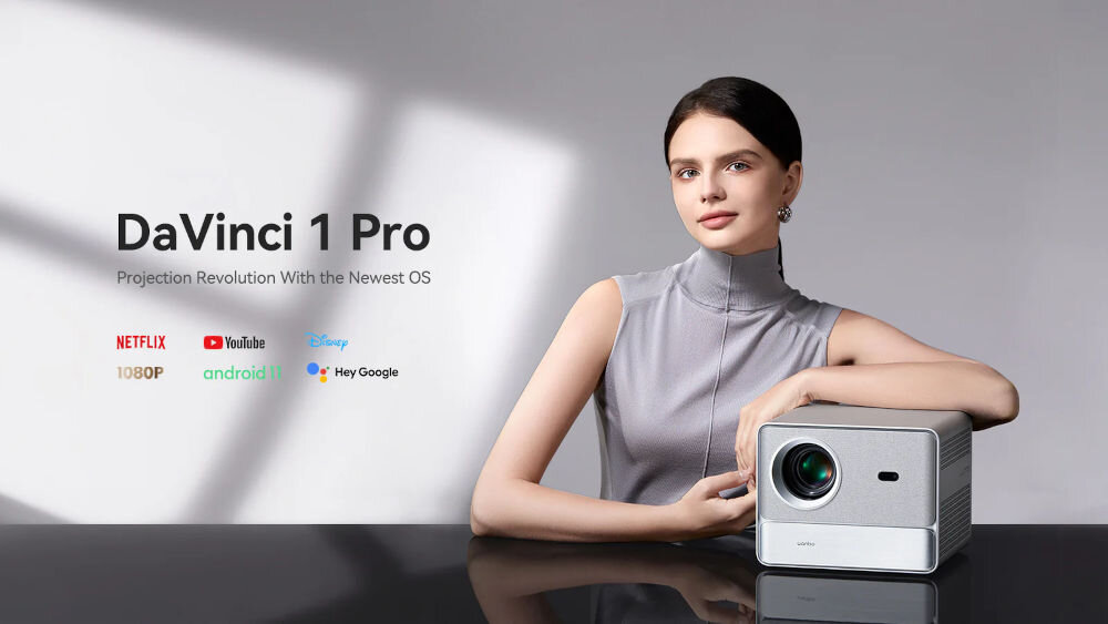 Projektor WANBO DaVinci 1 Pro - Kinowe wrażenia w Twoim domu, kobieta opierająca rękę na projektorze
