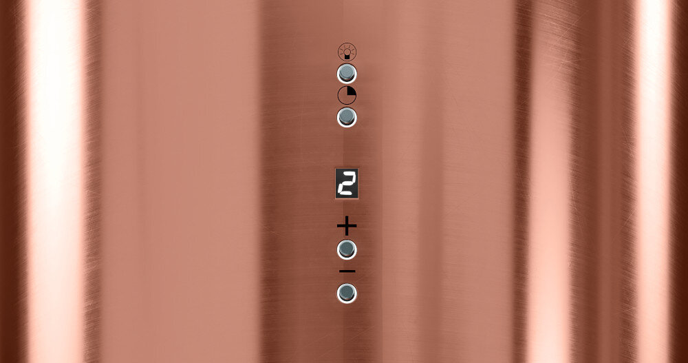 OKAP GLOBALO CYLINDRO ISOLA 39.7 MIEDŹ  Zdjęcie przedstawia zbliżenie na panel sterowania okapu kuchennego w miedzianej, matowym wykończeniu firmy Globalo. Centralnie widoczny jest cyfrowy wyświetlacz i przyciski do regulacji mocy oraz oświetlenia urządzenia. Po bokach znajdują się lampy wiszące, a w tle widoczne są noże kuchenne w bloku oraz doniczka z rośliną. Kompozycja podkreśla elegancję i intuicyjną obsługę sprzętu komfort cicha praca 46 dB sterowanie soft-touch wyświetlacz LED 3 poziomy mocy funkcja boost timer 10–90 min automatyczne wyłączenie wygoda użytkowania okap kuchenny