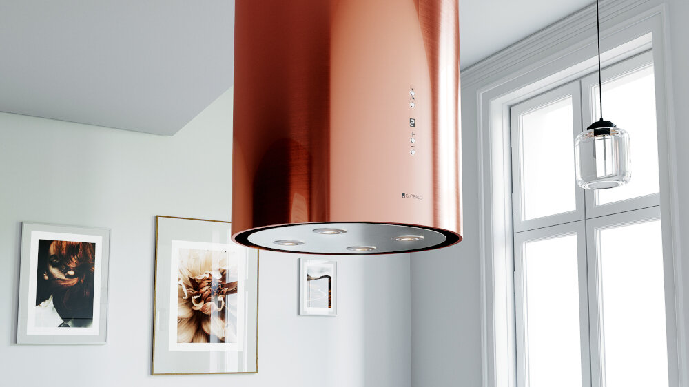 OKAP GLOBALO CYLINDRO ISOLA 39.7 MIEDŹ Zdjęcie przedstawia okap kuchenny w kształcie miedzianej tuby firmy Globalo, widziany od dołu. Na spodzie urządzenia znajdują się cztery wbudowane lampki LED rozmieszczone symetrycznie. W tle widoczne są elementy kuchni: zlew, rośliny w doniczkach, drewniane deski oraz piekarnik. Kompozycja podkreśla elegancki wygląd, solidne wykonanie i funkcjonalne oświetlenie okapu światło power led 4200k regulacja barwy światła 2900k 6300k oświetlenie kuchenne dopasowanie nastroju okap oświetlenie robocze oświetlenie