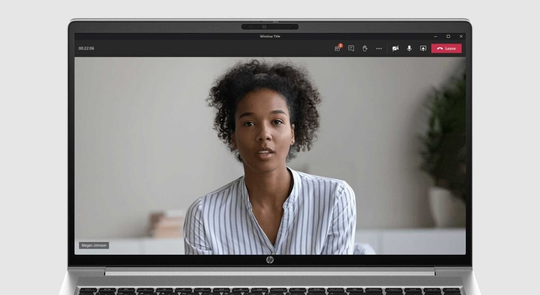 Laptop HP ProBook 450 G10 z ekranem Full HD, na którym widoczna jest kobieta podczas wideokonferencji, podkreślający jakość obrazu do komunikacji online. - 15.6-calowy ekran Full HD 