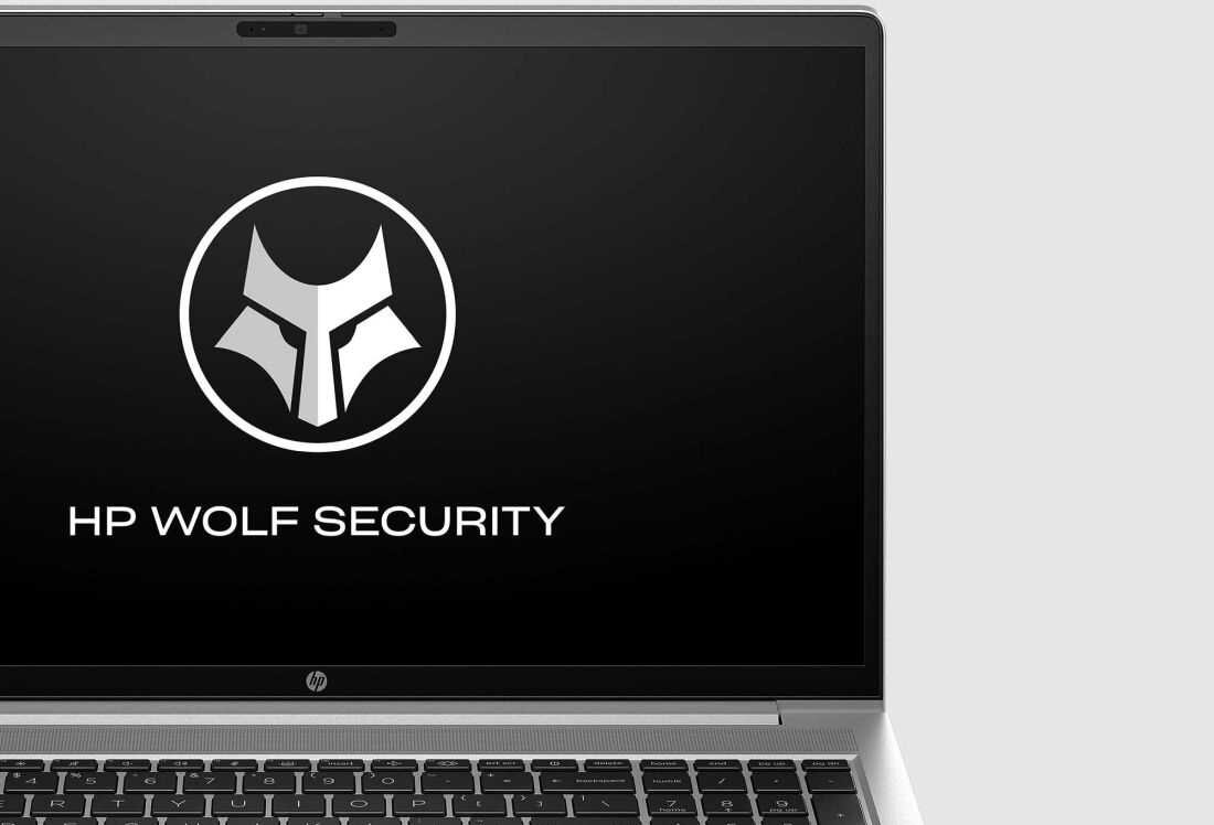 Laptop HP ProBook 450 G10 z ekranem prezentującym logo HP Wolf Security na czarnym tle, podkreślający zaawansowane funkcje bezpieczeństwa sprzętowego . - HP Wolf Security for Business 
