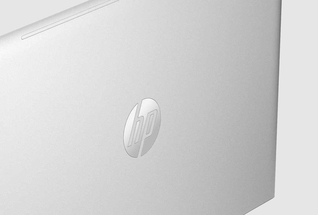 Zamknięty laptop HP ProBook 450 G10 w srebrnej obudowie, widok z tyłu z logo HP, podkreślający elegancki design i mobilność urządzenia, z widocznymi funkcjami HP Sure Sense. - HP Sure Sense 