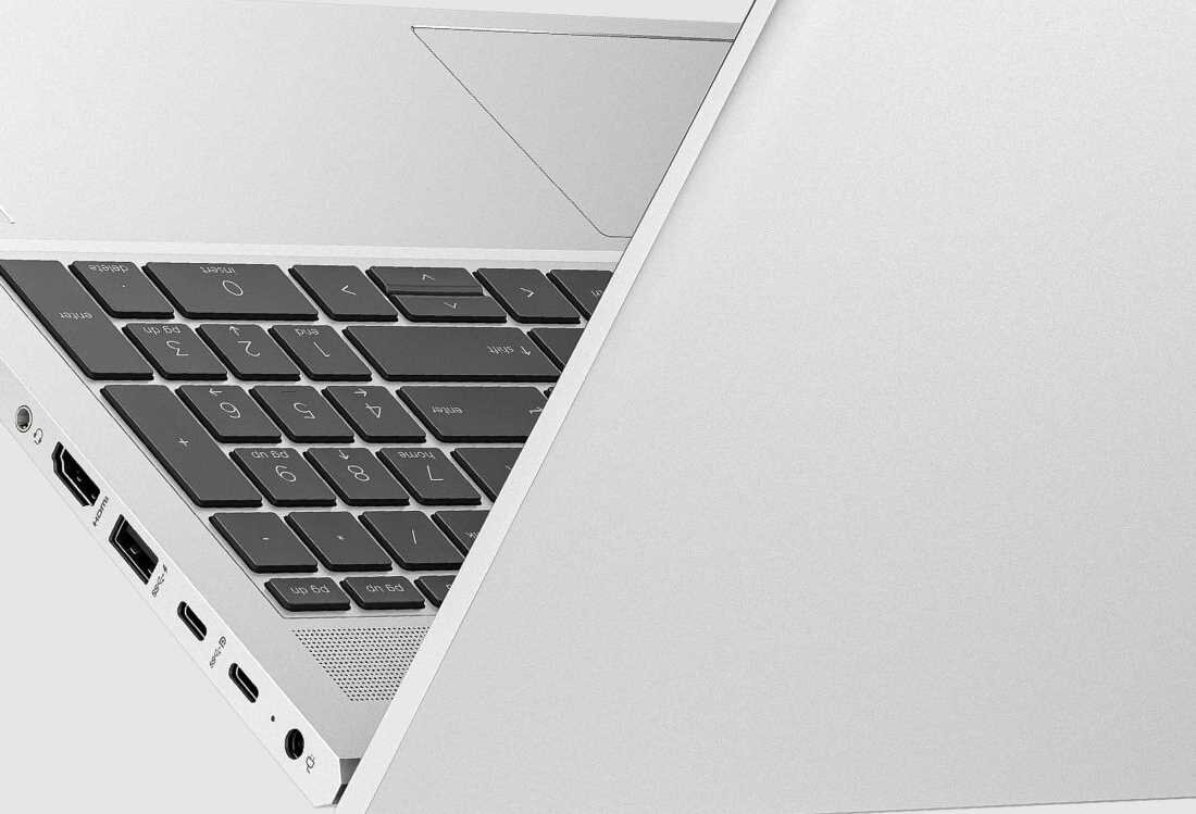 Laptop HP ProBook 450 G10 w srebrnej obudowie, widok z góry na klawiaturę z blokiem numerycznym, widoczne porty HDMI i USB-A po lewej stronie, podkreślający łączność Wi-Fi 6E i funkcjonalność. - Wi-Fi 6E 