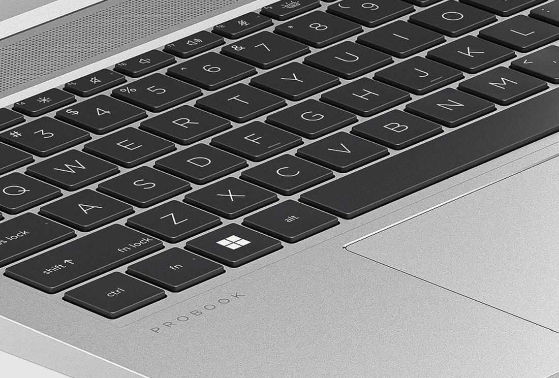 Zbliżenie na klawiaturę laptopa HP ProBook 450 G10, widoczny duży touchpad, logo PROBOOK i srebrna powierzchnia, podkreślający ergonomię i potencjalne podświetlenie klawiatury. - podświetlana klawiatura, Czytnik linii papilarnych 