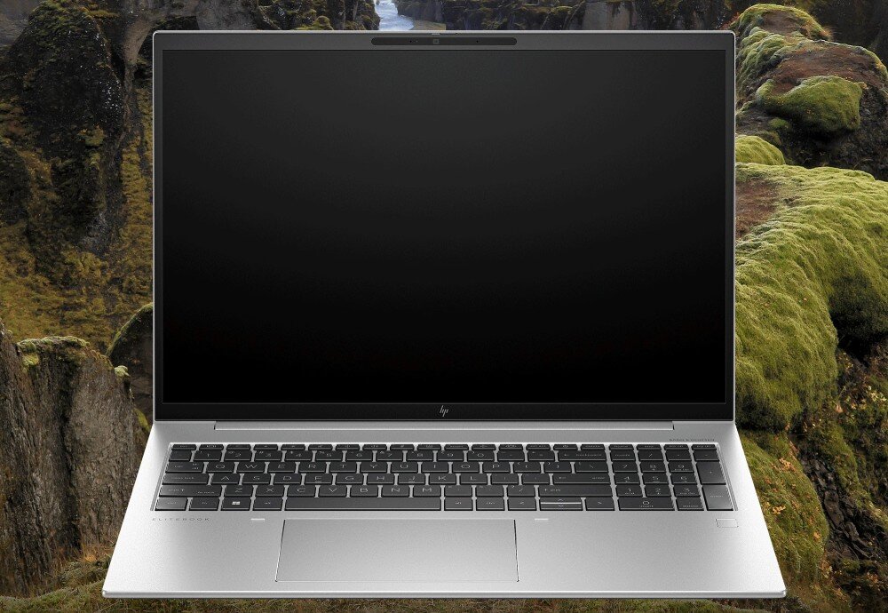 Laptop HP EliteBook 865 G10 Kobieta siedzi na leżaku przy basenie na trawie i pracuje na laptopie. Na ekranie widoczny jest arkusz kalkulacyjny z wykresami, wyświetlacz, rozdzielczość, jasność, matryca