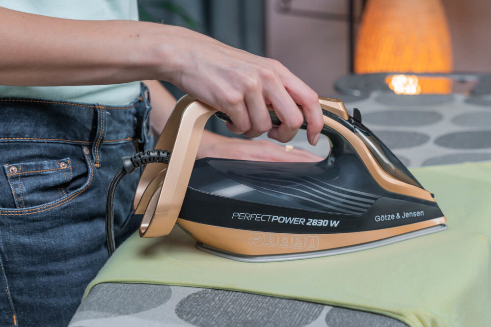 Żelazko GÖTZE & JENSEN IG701 PowerSteam lampka kontrolna obrotowa tuleja kabla komfort użytkowania