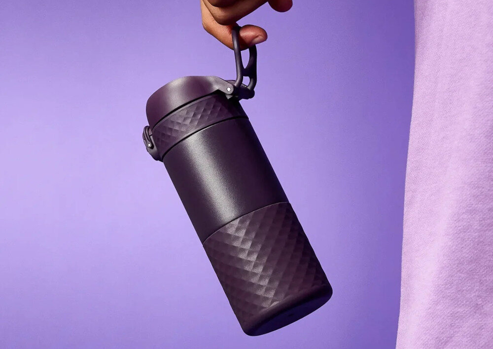 Kubek termiczny ION8 Travel Mug Fioletowy przemyślana konstrukcja Haczykowaty profil Cicha silikonowa podstawa bezgłośne odstawianie pokrywka odchylenie