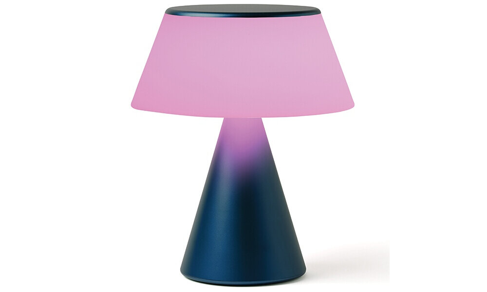 Lampa stołowa LEXON Luma XL LH98MDB Ciemnoniebieski, bateria, ładowanie, mobilność, wodoodporność, Lampa Luma XL z podświetleniem LED w trybie kolorowym, gradient różowy i fioletowy, produkt studyjny.