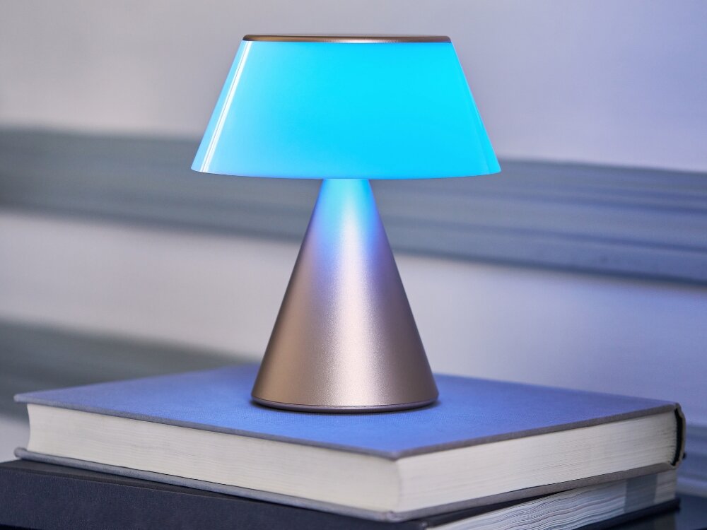 Lampa stołowa LEXON Luma XL LH98MD Złoty
            lampa na szafce forma elegancja aluminium abs styl design kompaktowe wymiary