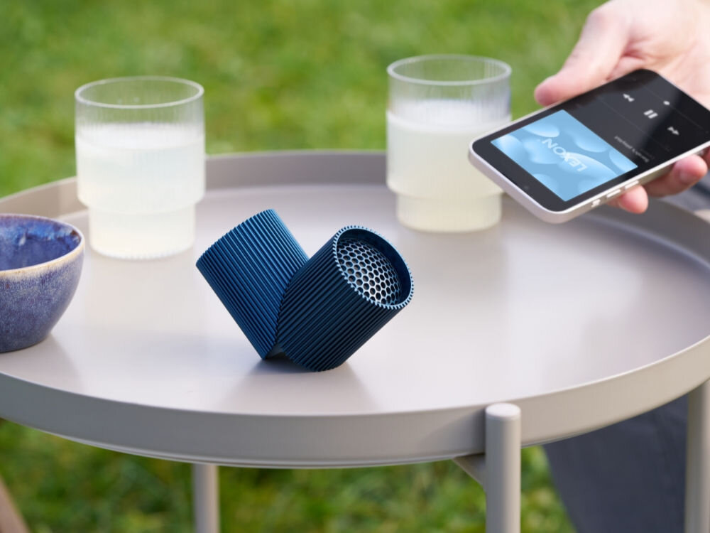 Magnetyczny głośnik mobilny LEXON Ray Speaker LA132OB3 Niebieski (2szt.)
            głośniki na stoliku obudowa aluminium ipx8 czas pracy port usb-c ładowanie