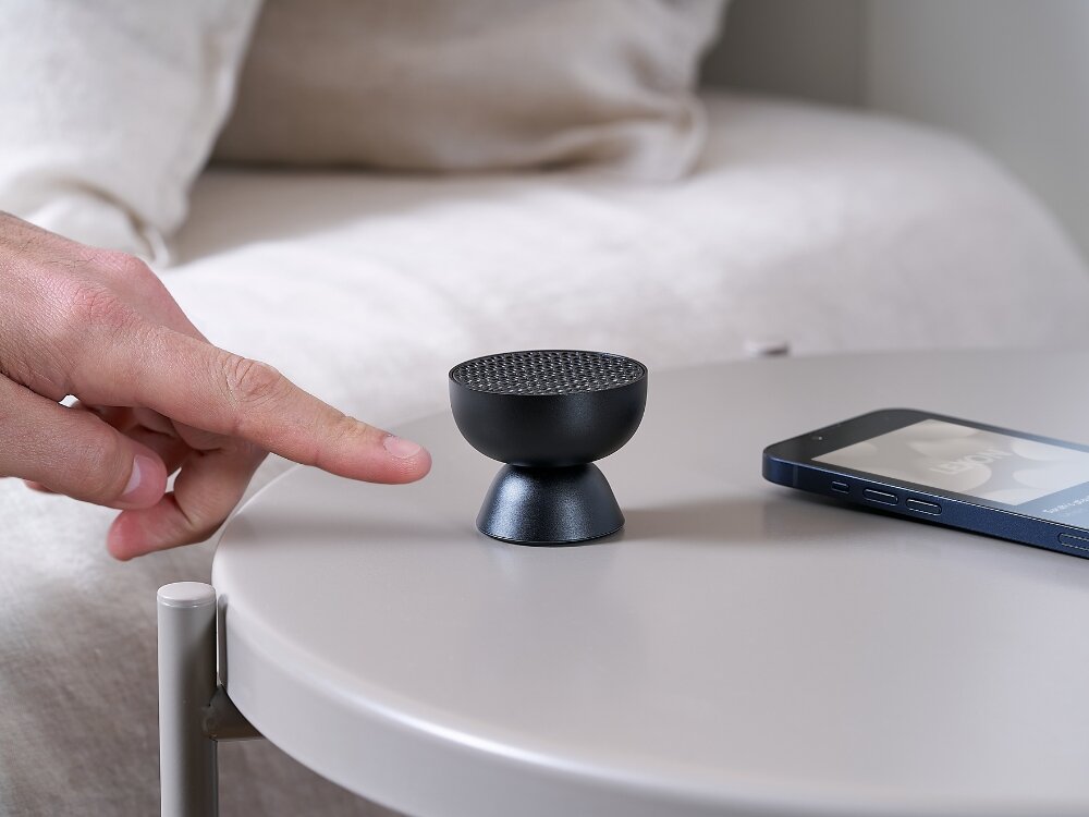 Głośnik LEXON Tamo
            głośnik na stoliku technologia parowanie stereo dom biuro mobilny