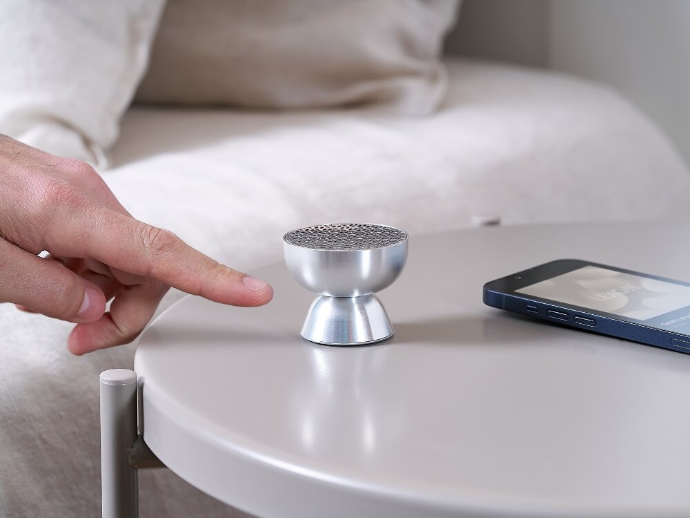 Głośnik LEXON Tamo
            głośnik na stoliku technologia parowanie stereo dom biuro mobilny