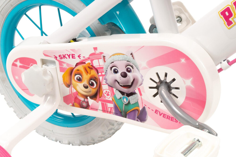 Rower dziecięcy TOIMSA Psi Patrol 12 cali dla dziewczynki Biały zbliżenie na osłonę łańcucha zdjęcie na białym tle boczne kółka asekurują dziecko w początkowej fazie nauki boczne kółka można łatwo usunąć osłona łańcucha grafika z wizerunkami Skye i Everesta zabezpiecza łańcuch przed brudem