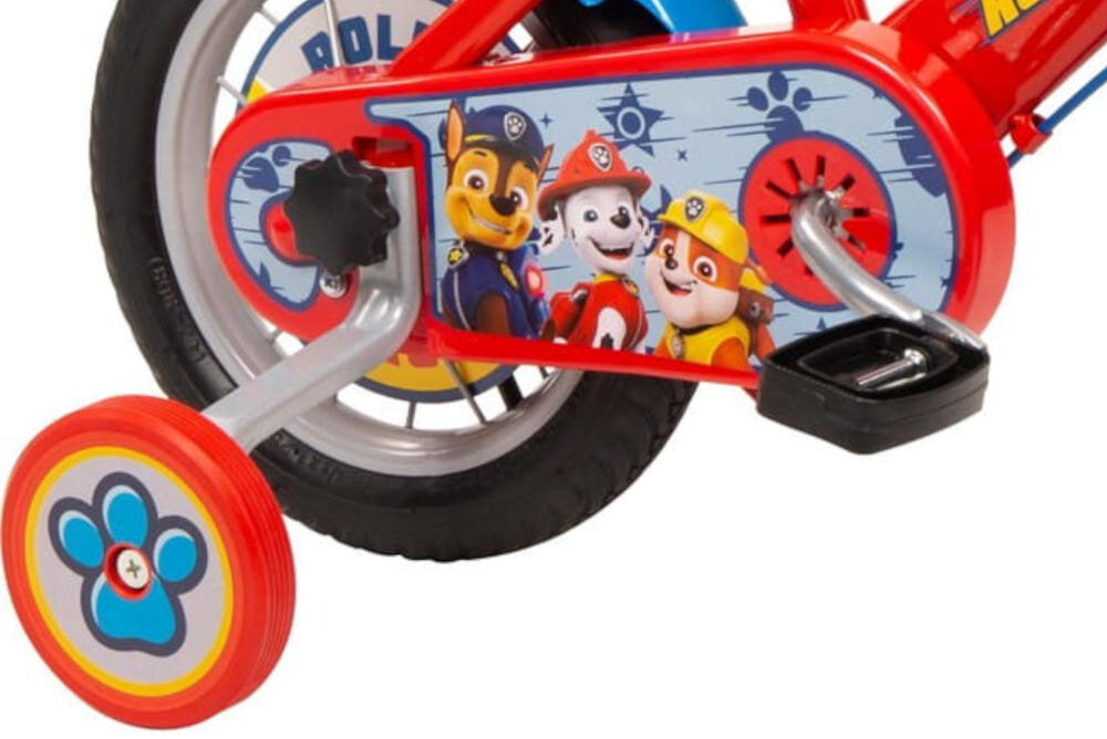 Rower dziecięcy TOIMSA Psi Patrol 12 cali dla chłopca Czerwony zbliżenie na kółka boczne i osłonę łańcucha zdjęcie na białym tle boczne kółka asekurują dziecko w początkowej fazie nauki boczne kółka można łatwo usunąć osłona łańcucha grafika z wizerunkami Chase’a Marshalla i Rubble zabezpiecza łańcuch przed brudem