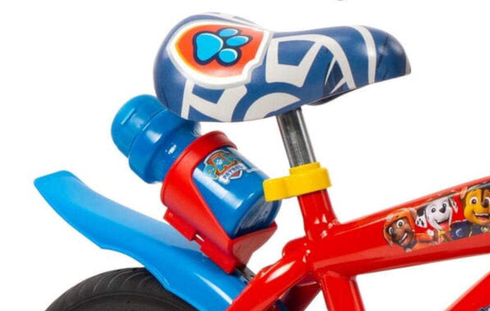 Rower dziecięcy TOIMSA Psi Patrol 12 cali dla chłopca Czerwony zbliżenie na siodełko i bidon zdjęcie na białym tle bezpieczna i satysfakcjonująca aktywność wygodne siodełko pełen komfort podczas długiej jazdy bezpiecznie komfortowo uchwyt z bidonem