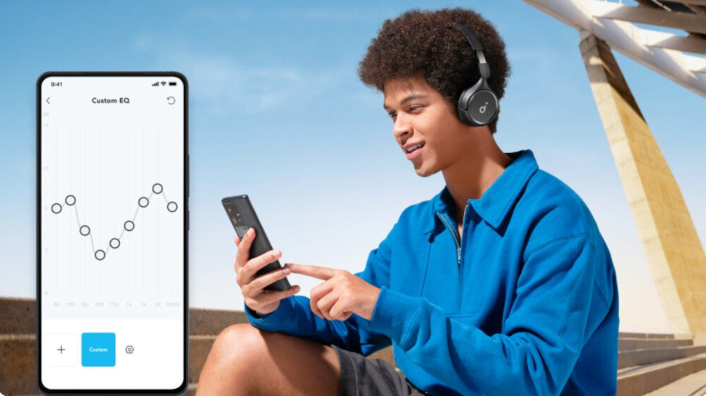 Słuchawki nauszne SOUNDCORE H30i aplikacja Soundcore EQ personalizacja dźwięku, osoba z założonymi słuchawkami trzymająca smartfon w ręku