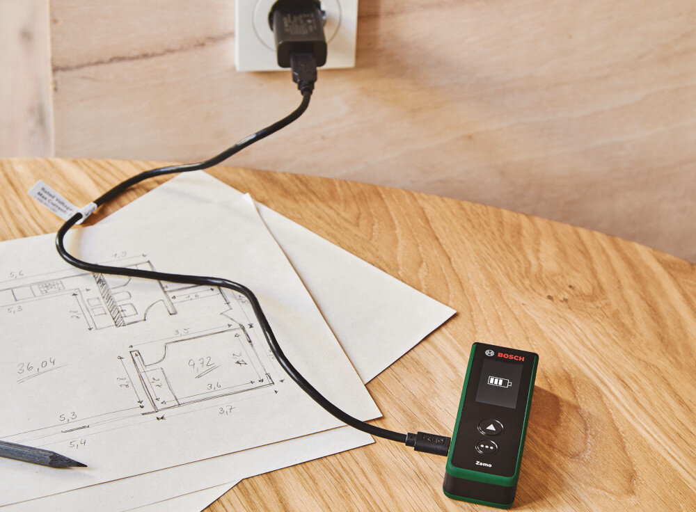 Dalmierz laserowy BOSCH Zamo 06036729Z1 zasilanie dwie baterie AAA zintegrowane zlacze USB-C automatyczne wylaczenie po 5 minutach bezczynnosci