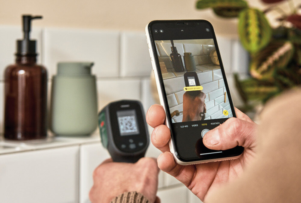 Pirometr BOSCH AdvancedTemp 06036832Z kod QR informacje o emisyjnosci narzedzia zdefiniowane ustawienia emisjnosci dla trzech grup