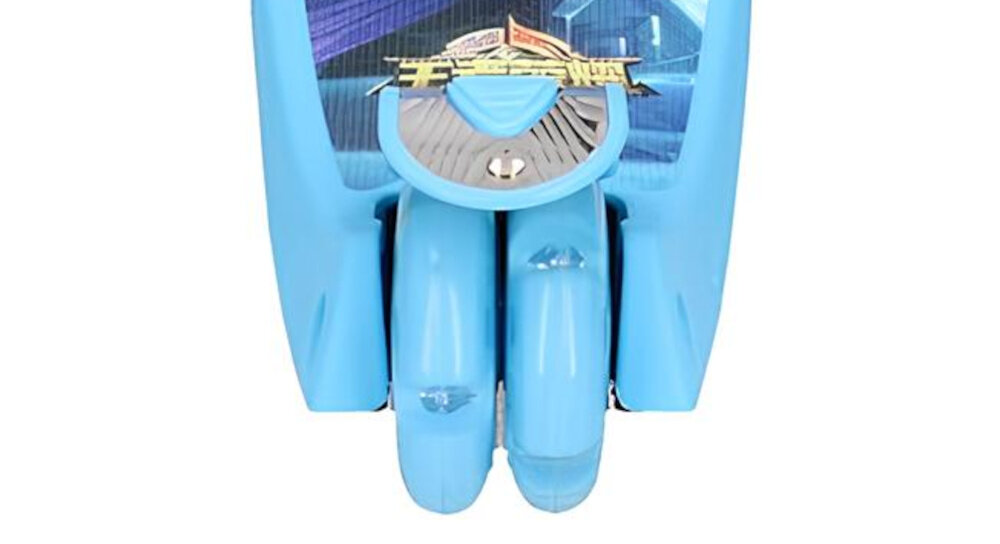 Hulajnoga dla dzieci EXTRALINK Tiger Turbo Niebiesko-czarny Tylne hulajnoga na białym tle zbliżenie na hamulec tylne kółka zostały wyposażone w hamulec szybkie i kontrolowane zatrzymanie hulajnogi Dziecko uczy się reagować na sytuacje na drodze stopniowo wypracowuje prawidłowe nawyki hamulec wspiera samodzielność i zwiększa kontrolę