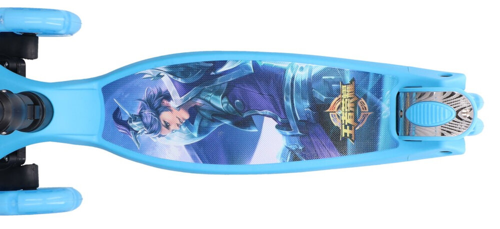 Hulajnoga dla dzieci EXTRALINK Tiger Turbo Niebiesko-czarny hulajnoga na białym tle widok z góry zbliżenie na podest podest z antypoślizgową powierzchnią stabilność podczas jazdy ogranicza ryzyko poślizgnięcia się uchwyty z absorberami energii wzmacnia mięśnie nóg poprawia koordynację ręka–oko uczy koncentracji wspiera prawidłowy rozwój dziecka rozwijanie umiejętności w bezpiecznych warunkach