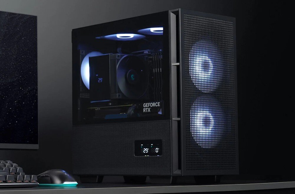 Obudowa DEEPCOOL CH360 Digital Czarny Zdjęcie czarnej obudowy komputerowej z podświetlanymi na biało wentylatorami i przeszklonym bokiem stojącej na ciemnym biurku obok monitora i myszki