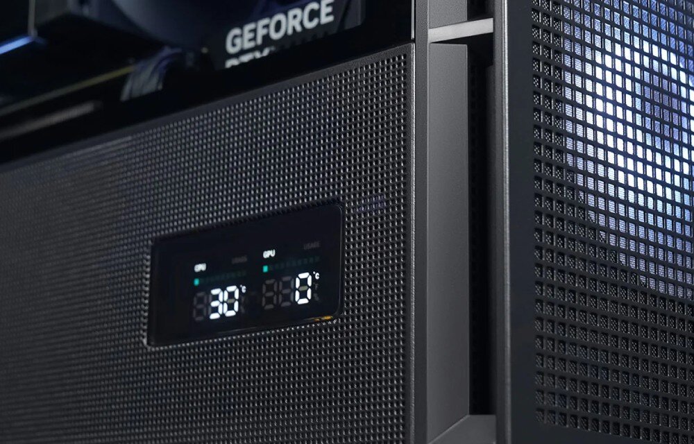 Obudowa DEEPCOOL CH360 Digital Czarny Zbliżenie na czarną siatkę typu mesh z wbudowanym ekranem cyfrowym wyświetlającym wartości 30 i 0 obok oznaczeń 'CPU' oraz 'GPU'