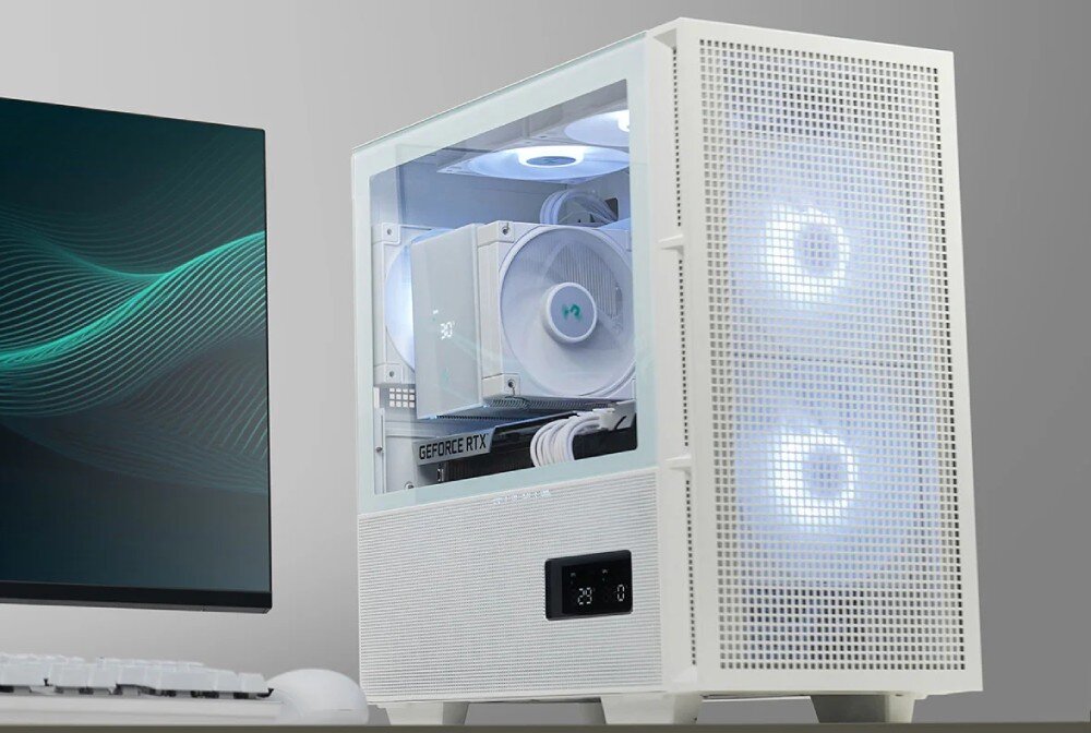 Obudowa DEEPCOOL CH360 Digital Biały Zdjęcie obudowy komputerowej z podświetlanymi na biało wentylatorami i przeszklonym bokiem stojącej na ciemnym biurku obok monitora i myszki