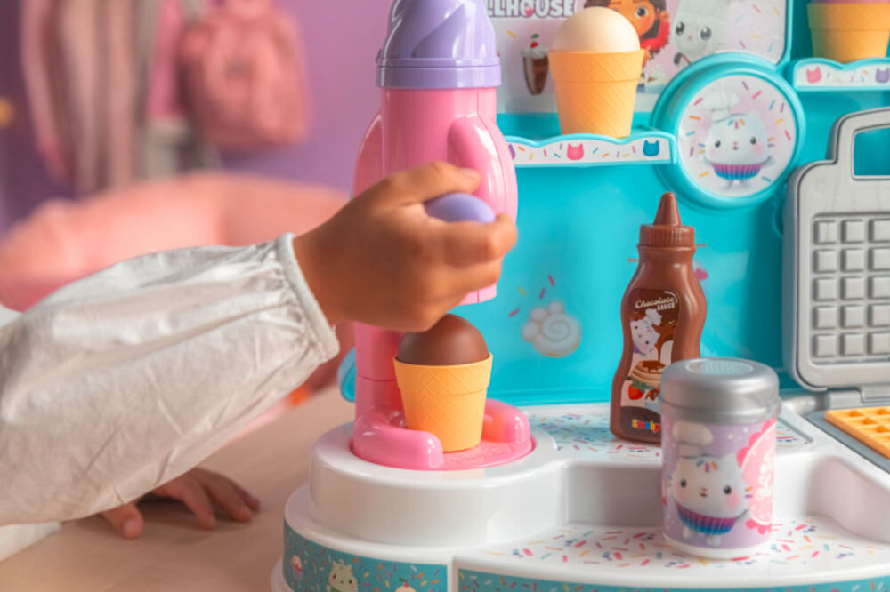 Zabawka zestaw kuchenny SMOBY Koci Domek Gabi Lodziarnia 7600350409 pozwala dziecku zanurzyć się w świecie słodkich smakołyków z 
					ulubionymi bohaterami fabryka łakoci w czarującym stylu Gabby's Dollhouse Przedszkolaki mogą przygotować chrupiące gofry, używając gofrownicy kolorowe desery lody w wafelku maszynka do lodów