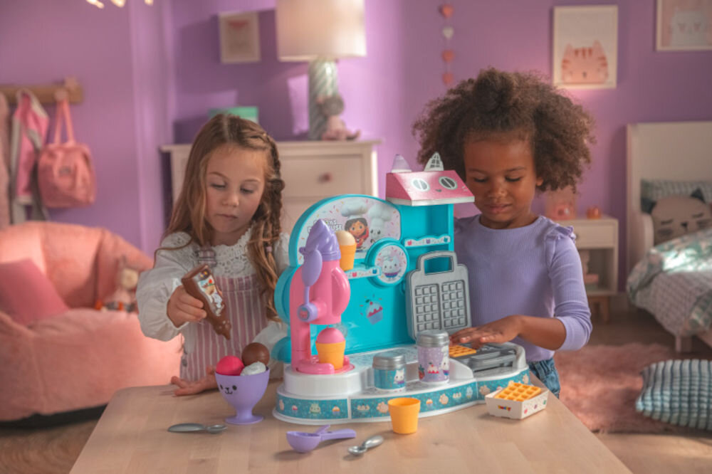 Zabawka zestaw kuchenny SMOBY Koci Domek Gabi Lodziarnia 7600350409 kolorowe akcesoria w zestawie rozwija wyobraźnię kreatywność umiejętności społeczne
					ćwiczy zdolności manualne i organizacyjne