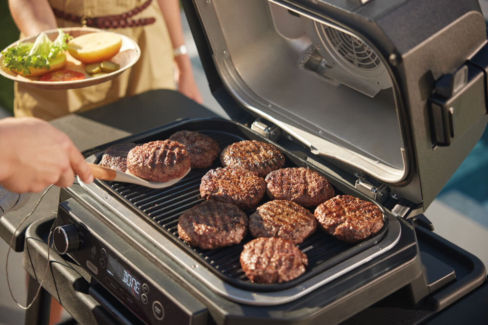 Grill elektryczny NINJA OG850EU Woodfire Pro XL duża płyta grillowa hot dogi burgery steki specjalny kosz prawie 2kg potraw szeroka powierzchnia płyty grillowej jednoczesne przyrządzanie różnych dań oszczędnosć czasu świeżo przygotowane potrawy
