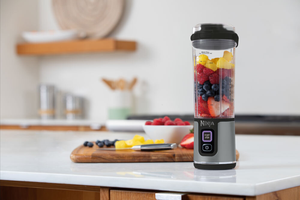 Blender personalny NINJA Blast BC151EUBK Czarny Bezprzewodowy kompaktowa przenośna forma niezbędnik na każdy dzień pyszne koktajle smoothie napoje na siłowni w parku w biurze jedno dotknięcie przycisku świeżość smak