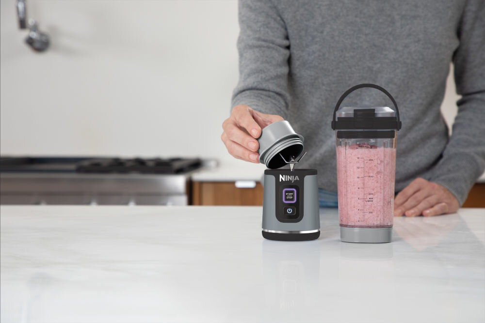 Blender personalny NINJA Blast BC151EUBK Czarny Bezprzewodowy technologia NINJA blasr żebrowana miska blendera tworzenie potężnego wiru ostrza blasblade stal nierdzewna skuteczne miksowanie i rozdrabnianie składników idealnie kremowe koktajle smoothie proteinowe granity delikatne sosy przyprawy