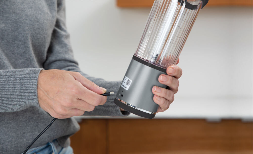 Blender personalny NINJA Blast BC151EUBK Czarny Bezprzewodowy prosta obsługa jedno dotknięcie szybkie wygodne uruchomienie blendera pojemnik pokrywa wolne od BPA mycie w zmywarce wododporny port USB-C dodatkowa ochrona przed uszkodzeniem