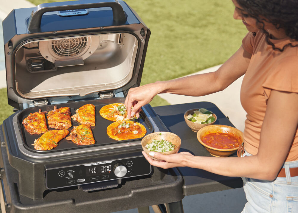 Grill elektryczny NINJA OG901EU Woodfire Pro Connect XL 7 różnorodnych programów program BBQ Grill klasyczne potrawy z grilla temperatura do 260 stopni wędzarnia bbq powolne wędzenie dużych kawałków mięsa zdrowe smażenie mniejsza ilość tłuszczu programy pieczenia i pieczenia ciast większe posiłki i wypieki zdrowe przekąski odświeżenie resztek jedzenia