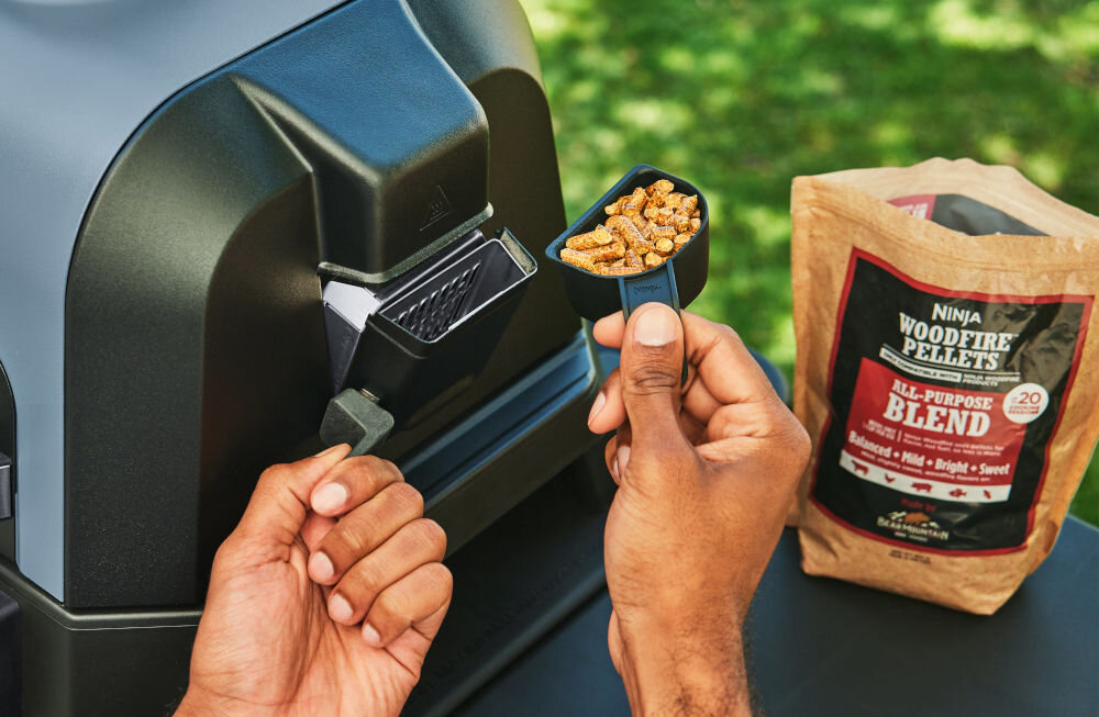 Grill elektryczny NINJA OG901EU Woodfire Pro Connect XL granulki najwyższa jakość drewna liściastego głęboki wędzony smak jedna miarka iepowtarzalny aromat mięso ryby warzywa wolne od sztucznych dodatków i chemikaliów bezpieczne dla zdrowia autentyczny smak wędzenia