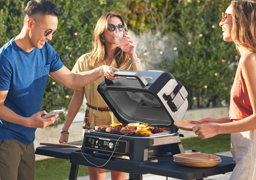 Grill elektryczny NINJA OG901EU Woodfire Pro Connect XL ruszt wymiary 30% większa powierzchnia przestrzeń jednoczesne przygotowywanie większych posiłków gotowanie na świezym powietrzu większy ruszt łatwiejsze grillowanie większa ilość jedzenia zwiększony komfort wygoda uzytkowania spotkania w większym gronie