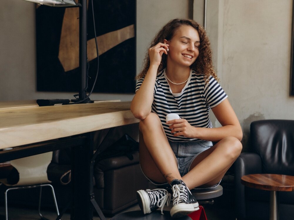 Słuchawki dokanałowe CANYON TWS-5 kobieta z sluchawka w uchu i etui w rece, wygoda, obsluga, aktywnosc, sterowanie dotykowe, glosowe