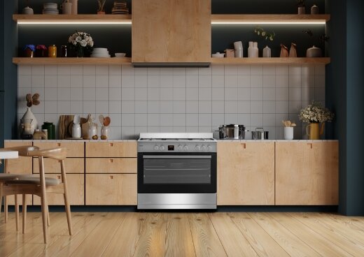 Kuchnia gazowo-elektryczna w zabudowie kuchennej.