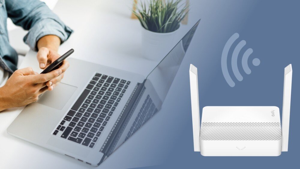 Router CUDY WR300 Osoba korzystająca z laptopa i smartfona przy biurku, obok graficzna ilustracja urządzenia sieciowego z ikoną sygnału Wi-Fi, tryby działania, obsługa VPN