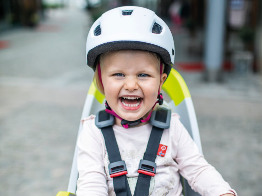 Fotelik rowerowy HAMAX Amaze Szaro-niebieski ergonomiczny ksztalt wygodne siedzisko miekka wysciolka regulowane oparcie odchylenie o 12,5 stopnia pokretlo