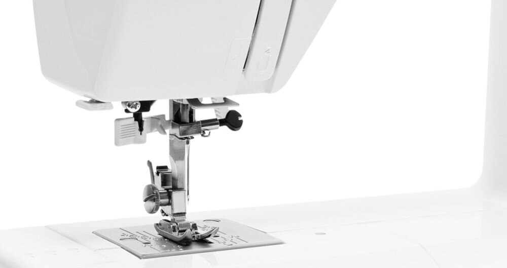 Maszyna do szycia ELNA 220 eXplore praktyczne funkcje wbudowany nawlekacz igły szybka wymiana stopek MATIC regulowany docisk stopki wyłączany dolny transport wbudowany nożyk do nici możliwość szycia wstecz usprawnienie codziennje pracy 
