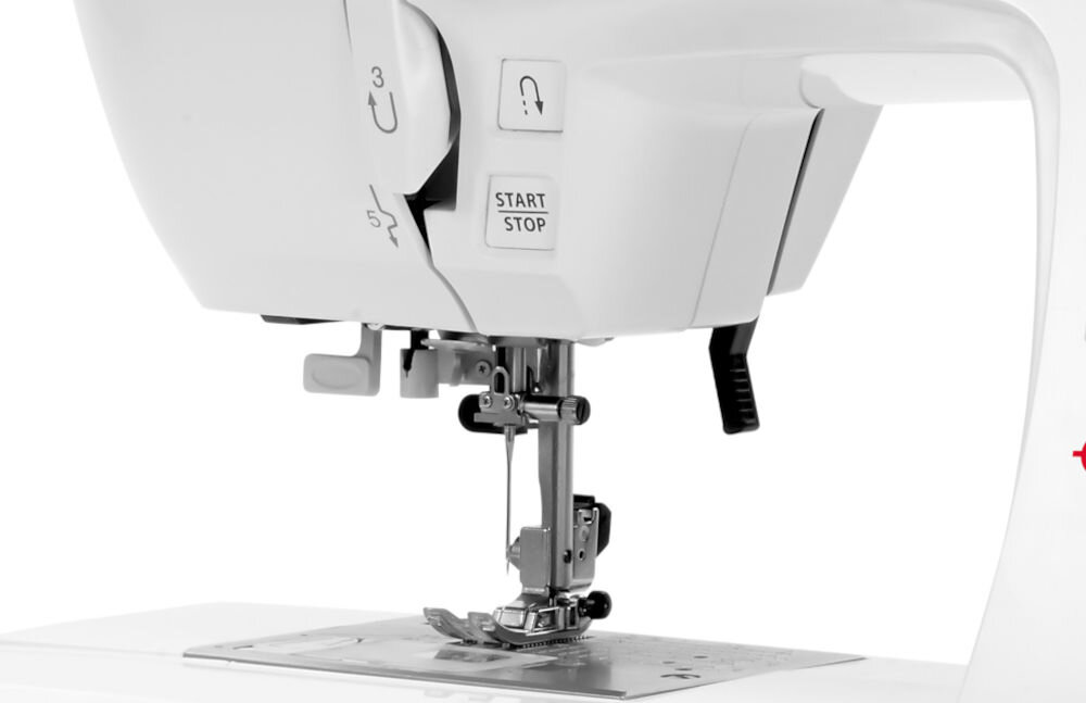 Maszyna do szycia ELNA 570 Experience wiele udogodnień automatyczny obcinacz nici nawlekacz igły pozycjonowanie igły przycisk regulacja docisku stopki regulacja prędkości oświetlenie LED wolne ramie automatyczne wyłączenie stolik powiększający pole pracy 