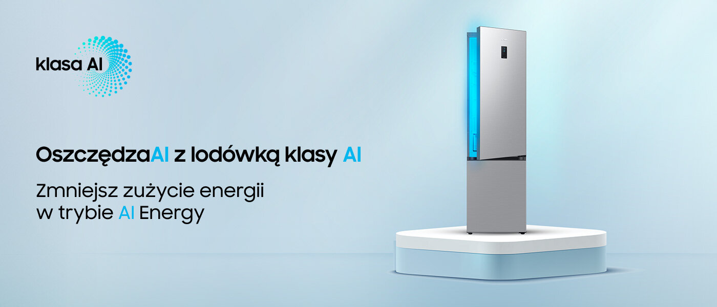 Na obrazie widoczna jest lodówka w metalicznym kolorze, ustawiona na podwyższeniu. Obok znajduje się tekst: \'klasa AI Oszczędzaj z lodówką klasy AI Zmniejsz zużycie energii w trybie AI Energy\'.