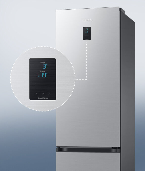 Lodówka w kolorze metalicznego grafitu z wyświetlaczem pokazującym temperaturę: Fridge 3°C, Freezer -19°C. Na wyświetlaczu widoczny jest napis \'SmartThings\'.