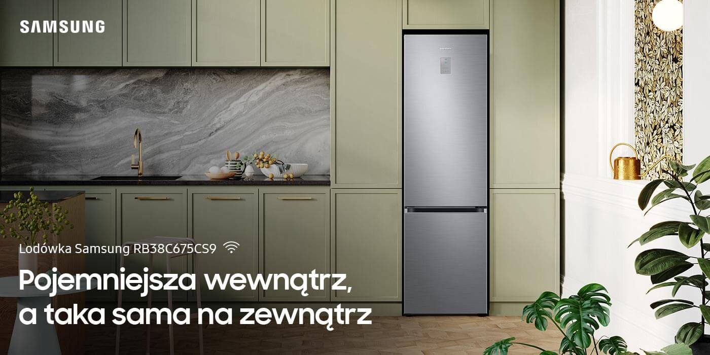 W kuchni znajduje się lodówka w kolorze szczotkowanej stali nierdzewnej, obok której widoczne są szafki i dekoracje. Na obrazie znajduje się tekst: \'Lodówka Samsung RB38C675CS9 Pojemniejsza wewnątrz, a taka sama na zewnątrz\'.