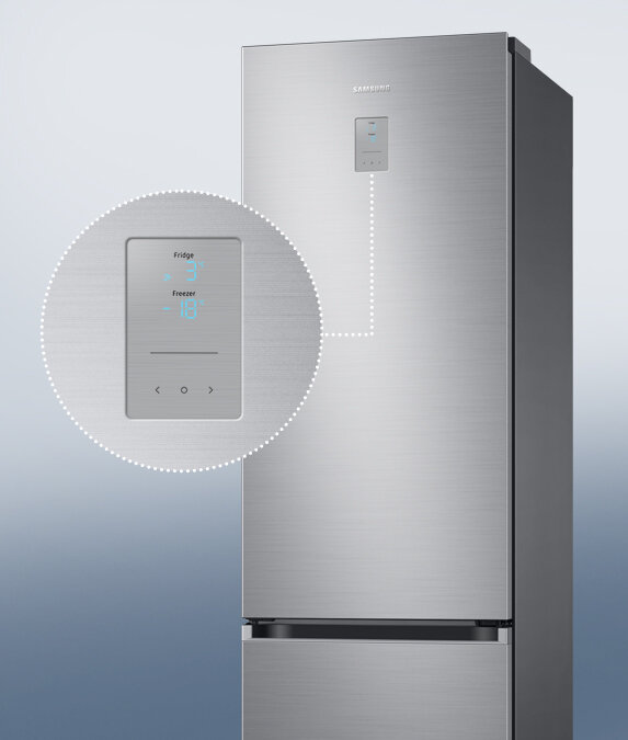 Lodówka w kolorze szczotkowanej stali nierdzewnej z wyświetlaczem pokazującym temperatury: Fridge 3°C, Freezer -18°C. Na górnej części widoczne jest logo \'SAMSUNG\'.
