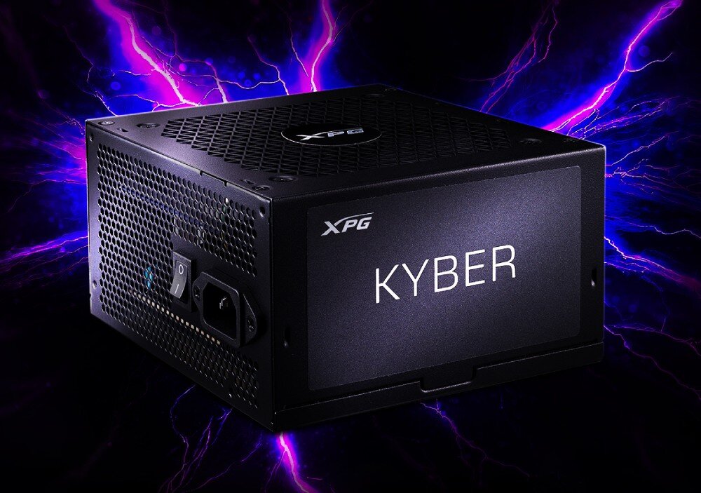 Zasilacz ADATA XPG Kyber Czarny zasilacz z napisem 'KYBER' na bocznej ściance, ustawiony na tle fioletowych błyskawic i ciemnej przestrzeni, opis